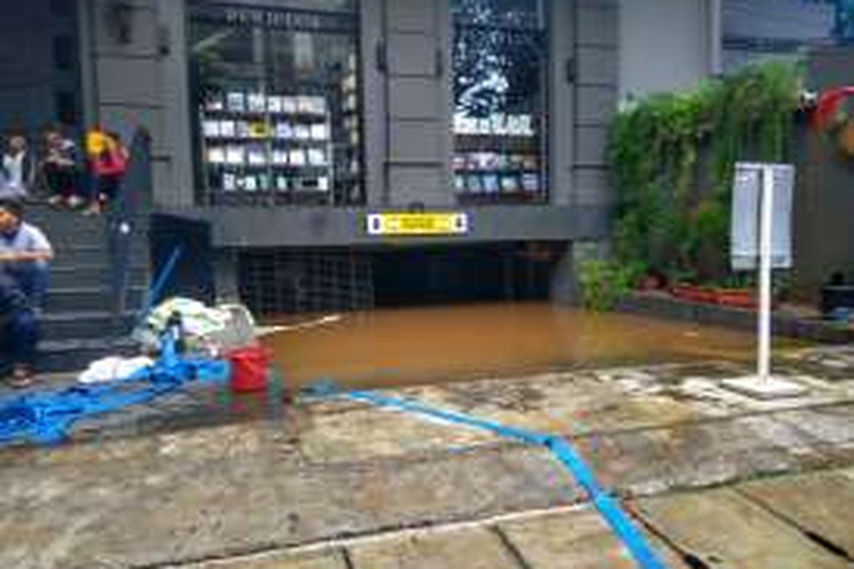 Basement Colony Kemang masih terendam banjir, Minggu (28/8/2016).