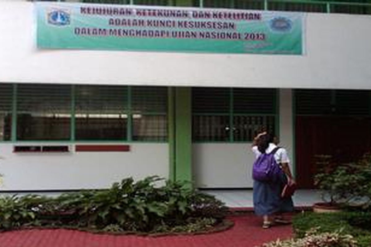 Suasana seusai pelaksanaan Ujian Nasional 2013 di SMAN 70 Jakarta pada Senin (15/4/2013) pagi