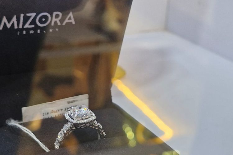 Koleksi cushion cut Aleva Collection dari Mizora Jewelry yang dipamerkan dalam pameran bertajuk Aleva Wonderland di Central Park Mall, Selasa (26/12/2023).