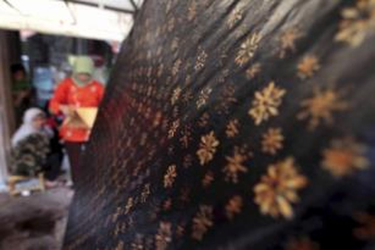 Batik hasil karya warga sanggar Rumah Batik Palbatu, Tebet, Jakarta Selatan, Jumat (2/10/2015). Memperingati Hari Batik Nasional, warga Palbatu mengadakan acara membatik sekampung dan membuat mural batik di dinding. 