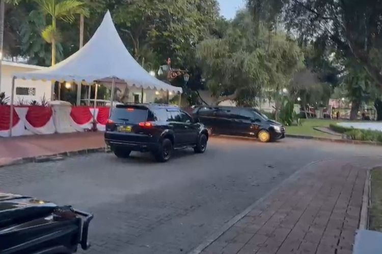 Mobil Mercedes Benz V Class warna hitam yang membawa Ketua Umum Partai Nasdem Surya Paloh saat meninggalkan Istana Kepresidenan, Jumat (19/8/2022).