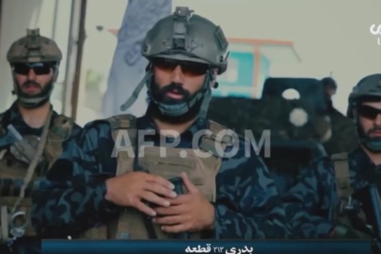 Potongan video dari AFP memperlihatkan seorang anggota pasukan khusus Taliban, Badri 313, memberikan pernyataan.