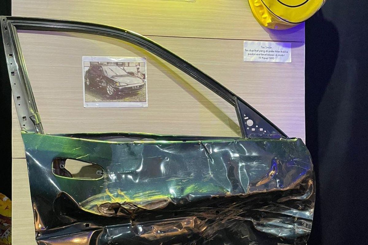 Pintu mobil Nike Ardilla yang ringsek di museum Synchronize Fest di Gambir Expo Kemayoran, Jakarta Pusat, Sabtu (5/10/2024).