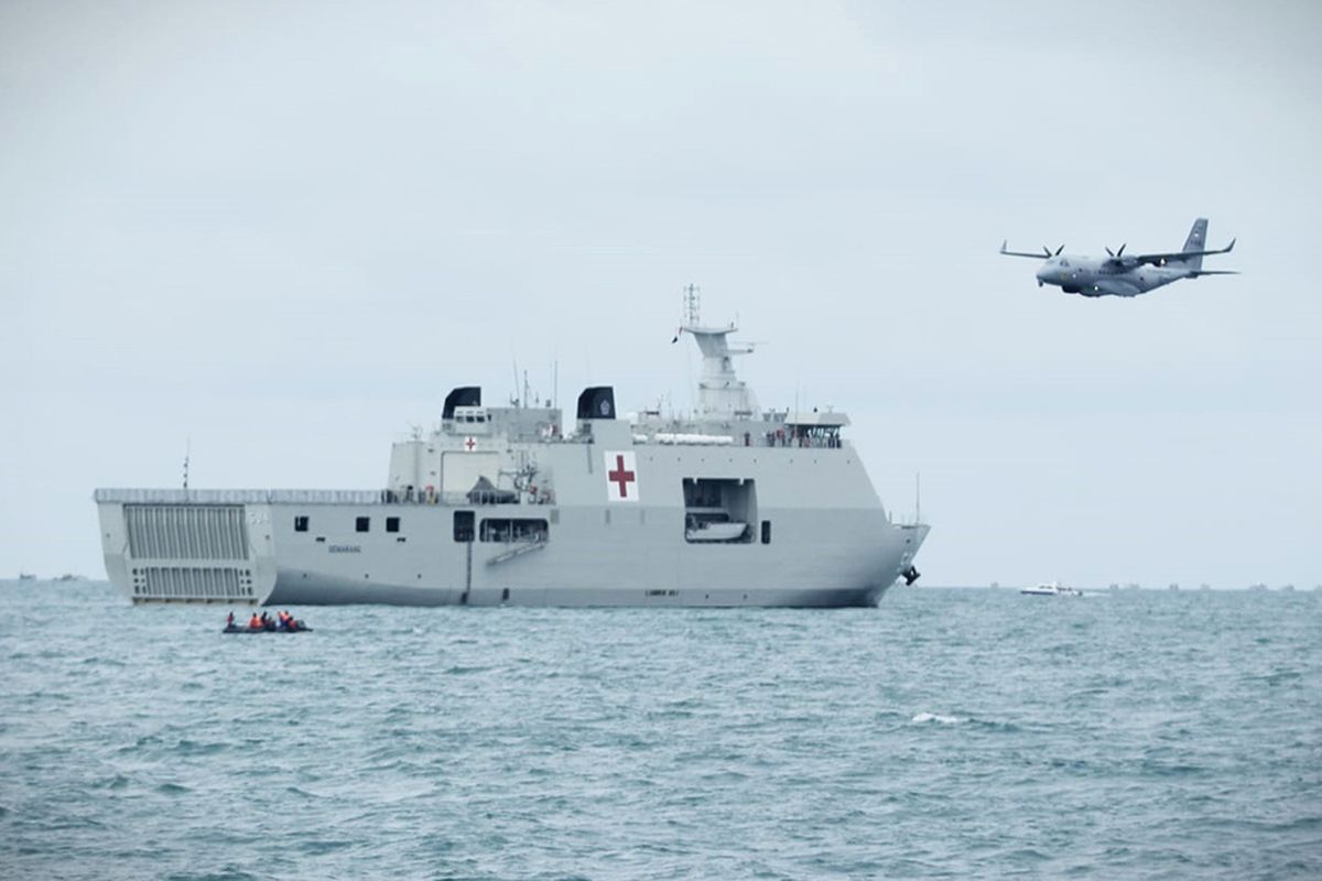 TNI Angkatan Laut (AL) melibatkan unsur udara pesawat CN-235 MPA untuk turut membantu pencarian korban kecelakaan pesawat Sriwijaya Air yang jatuh Sabtu pekan lalu di perairan antara Pulau Lancang dan Pulau Laki, Kepulauan Seribu, DKI Jakarta, Kamis (14/1/2021). Pangkoarmada I Laksamana Muda TNI Abdul Rasyid yang secara langsung memimpin pencarian di lokasi mengatakan, pelibatan pesawat CN-235 Patmar ini dimaksudkan untuk mengamati permukaan di area jatuhnya pesawat Sriwijaya Air SJ 182.