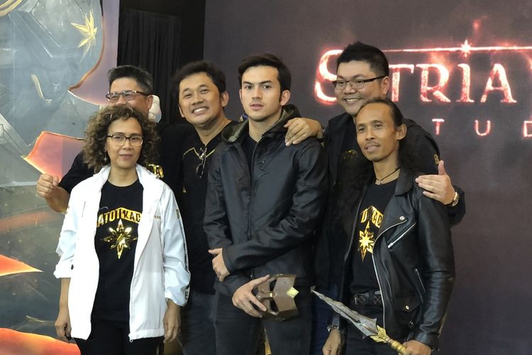 Deretan pemain serta produser saat jumpa pers Film Satria Dewa Gatot Kaca di Mall Kota Kasablanka, Jakarta Selatan, Minggu (26/1/2020). 
