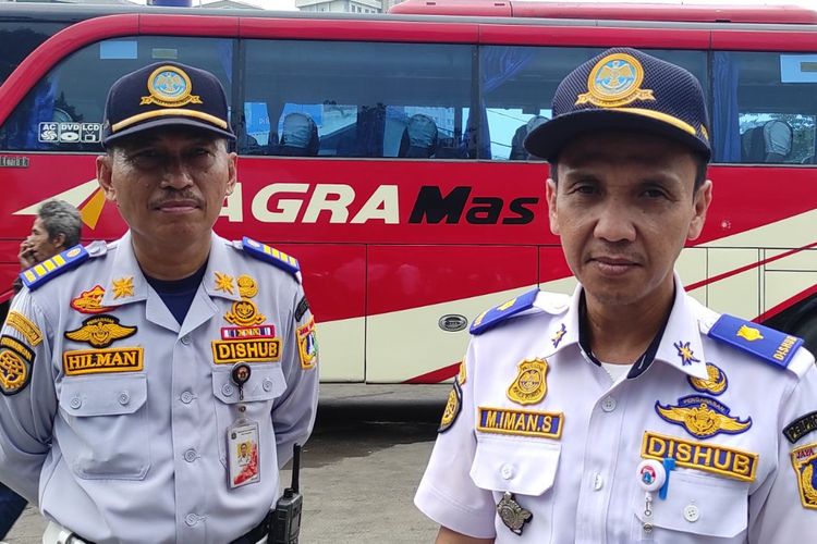 Kepala Terminal Lebak Bulus Iman Syafril (kanan) saat ditemui wartawan, Rabu (19/4/2023). 