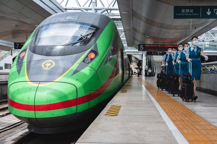 Para prama China Railway Kunming Bureau Group Co Ltd terlihat di Stasiun Jalur Kereta Kunming di Provinsi Yunnan, China barat daya, pada 2 Juni 2022. Sebagai salah satu proyek penting di bawah Inisiatif Sabuk dan Jalur Sutra, Jalur Kereta China-Laos menghubungkan Kunming di China dengan Vientiane, ibu kota Laos. 