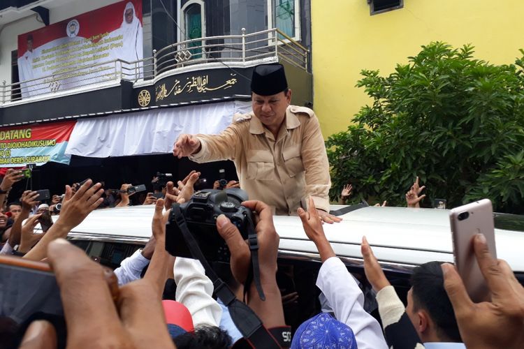 Capres nomor urut 02 Prabowo Subianto usai menghadiri acara Majelis Taklim Tambak Deres Surabaya, Selasa (19/2/2019).