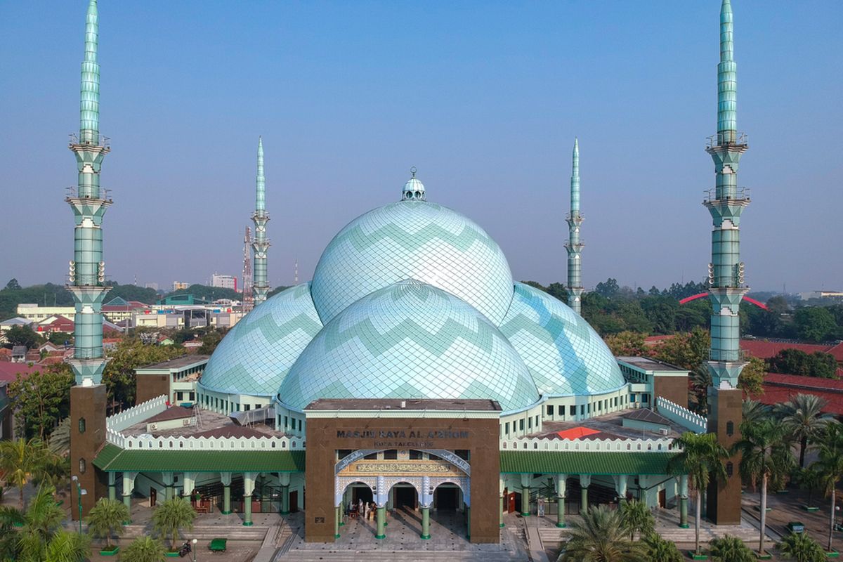 Pemandangan Masjid Raya Al Azhom di Tangerang, Banten.