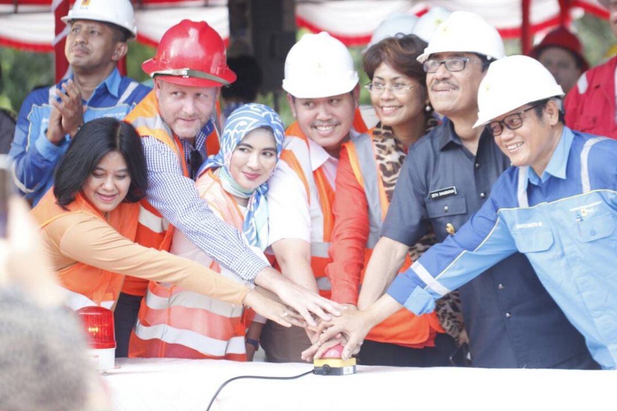 Acara Groundbreaking PLTP Tulehu, Selasa (20/6/2017) dihadiri oleh Wakil Ketua DPR RI yang diwakili oleh Staf Khusus Wakil Ketua DPR RI Lily Chandra, Anggota Komisi VII Mercy Chriesty Barend, Gubernur Maluku yang diwakili Wakil Gubernur (Wagub) Zeth Sahuburua, Direktur Jenderal EBTKE ESDM yang diwakili Direktur Panas Bumi Yunus Saefulhak (tengah), Direktur Perencanaan Korporat PLN Nicke Widyawati, Direktur Bisnis Regional Maluku dan Papua Haryanto WS, Kepala Sub Direktorat Teknik Benhur L Tobing, Perwakilan Kementerian Keuangan, BAPPENAS, jajaran Direksi PT Sarana Multi Infrastruktur dan perangkat Adat Tulehu dan Desa Suli.