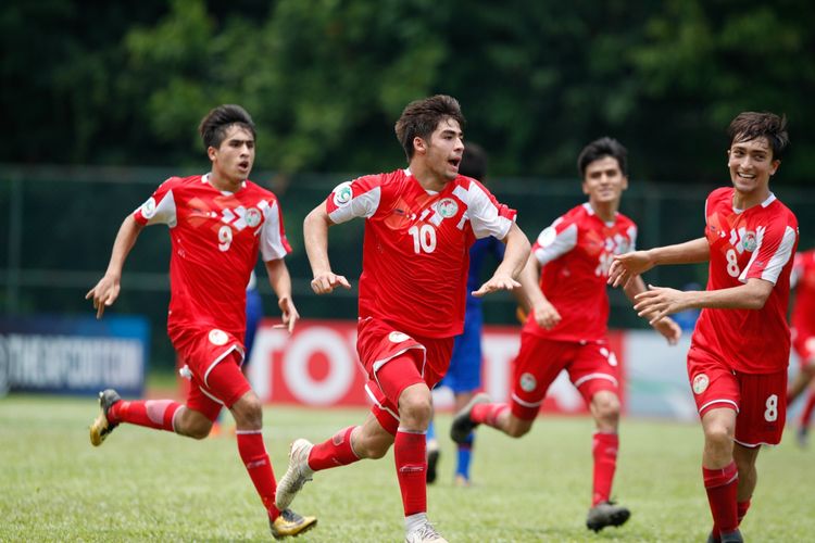 Para pemain Timnas U-16 Tajikistan merayakan gol ke gawang Thailand pada laga pamungkas Grup A Piala Asia U-16 2018, 27 September 2018. 