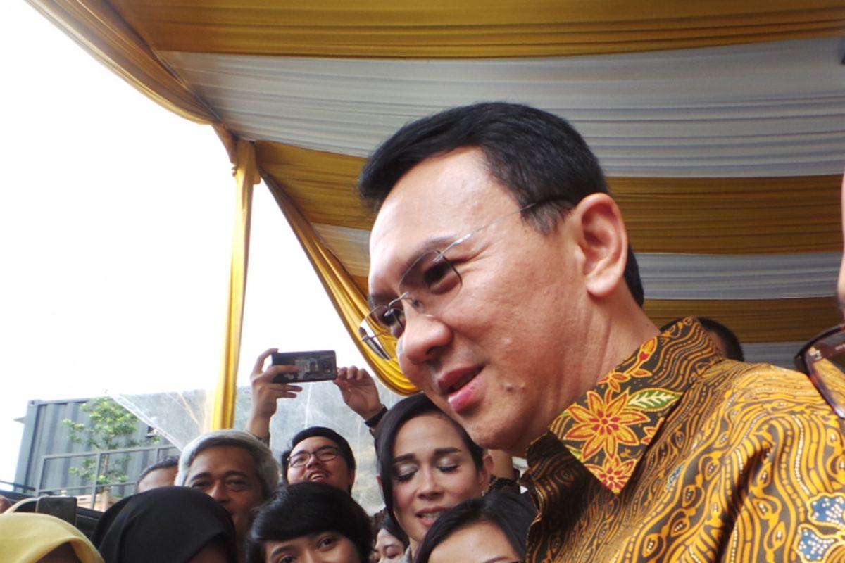 Gubernur DKI Jakarta Basuki Tjahaja Purnama atau Ahok saat meninjau pembangunan TB Simatupang Park, di Jalan TB Simatupang, Jakarta Selatan, Senin (17/4/2017).