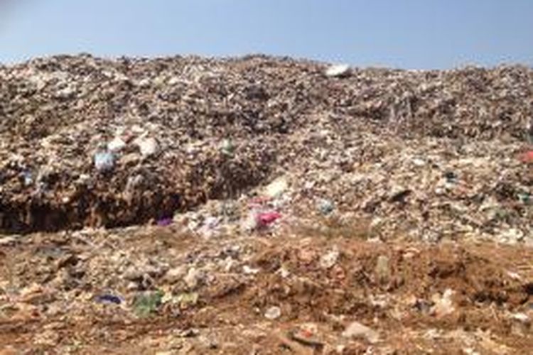 Tinggi tumpukan sampah di TPA (Tempat Pembuangan Akhir) Cipeucang, Kecamatan Setu, Tangerang Selatan, mencapai 12 meter. Foto diambil pada Selasa (4/8/2015). 