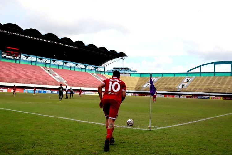 Pemain asing Persis Solo  Alexis Messidoro bersiap melakukan tendangan pojok saat pertandingan pekan ke-16 Liga 1 2022-2023 melawan Persebaya Surabaya yang berakhir dengan skor 0-0 di Stadion Maguwoharjo Sleman, Rabu (21/12/2022) sore.