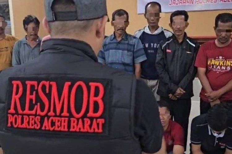 Polres Aceh Barat, Minggu (16/6/2024), memperlihatkan para pelaku judi online yang telah ditangkap sejumlah warkop di Kecamatan Johan Pahlawan dan Samatiga, Sabtu (15/6/2024).