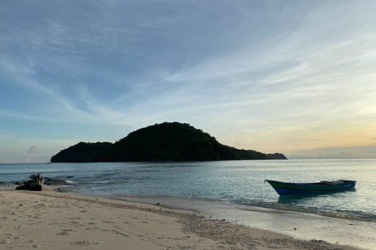 Pasir yang putih dan halus di Pulau Nailaka di Kepulauan Banda, Maluku.