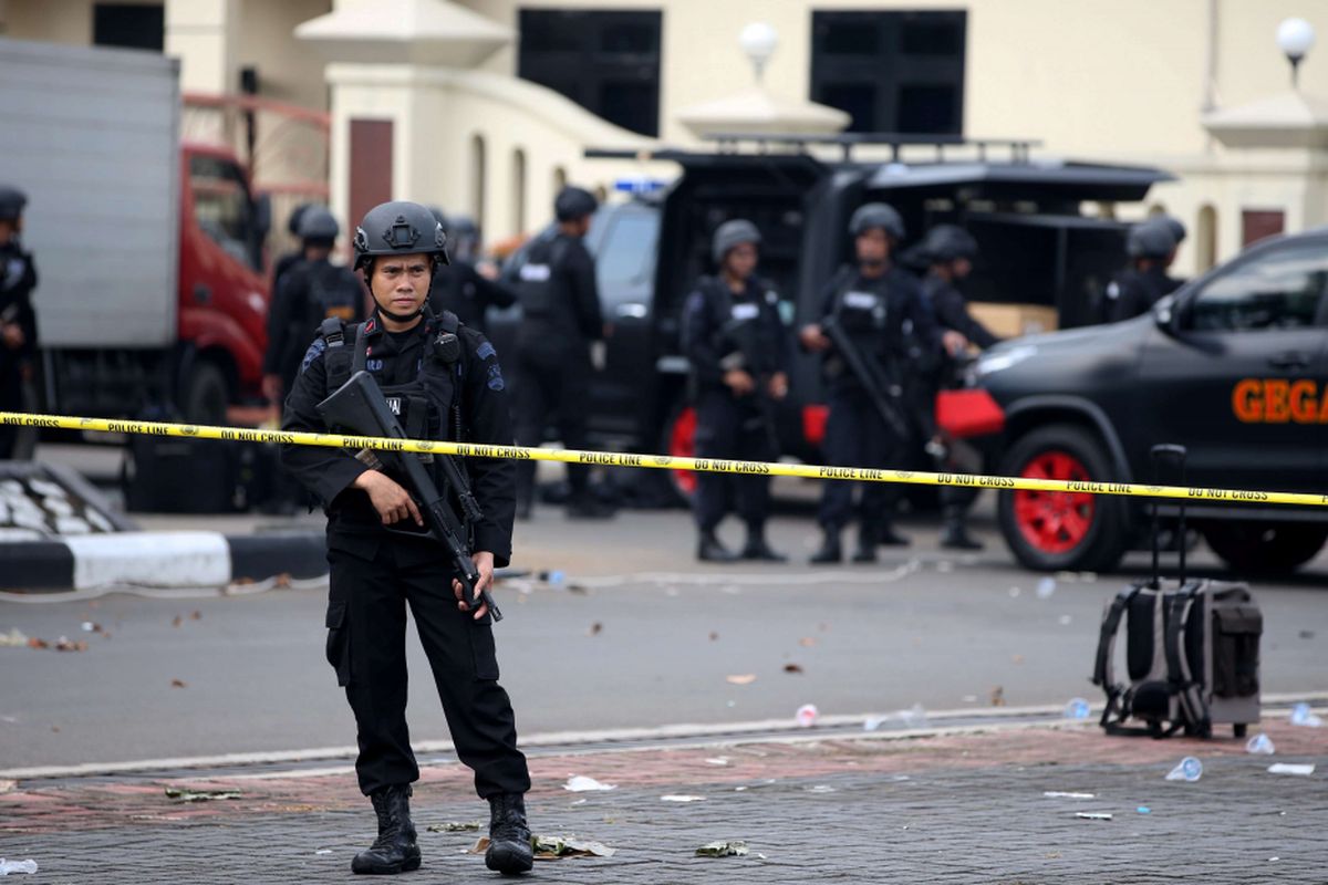 Suasana di dalam Mako Brimob Kelapa Dua, Depok pasca kerusuhan yang dilakukan narapidana terorisme, Kamis (10/5/2018). Sebanyak 155 narapidana terorisme yang menguasai Rutan Cabang Salemba Mako Brimob menyerahkan diri setelah dilakukan operasi Polri.