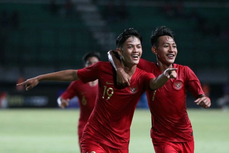 Pemain timnas U-19 Indonesia, Alfeandra Dewangga (19) bersama rekan setimnya, Beckham Putra Nugraha merayakan gol ke gawang timnas U-19 China pada pertandingan uji coba yang dihelat di Stadion Gelora Bung Tomo, Surabaya, Kamis (17/10/2019) malam.