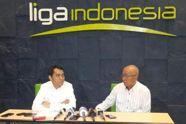 Sekretaris PT Liga Indonesia, Tigor Shalom Boboy (kiri) dan Direktur Keuangan PT Liga, Koko Afiat, saat melakukan jumpa pers di Kantor PT Liga, Jakarta, Rabu (20/5/2015).