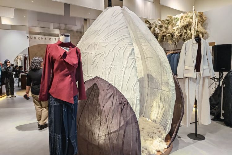 Koleksi terbaru SukkhaCitta bertajuk PERTIWI: A Modern Heritage Edit yang menggabungkan beskap, kebaya, dan kain Indonesia.