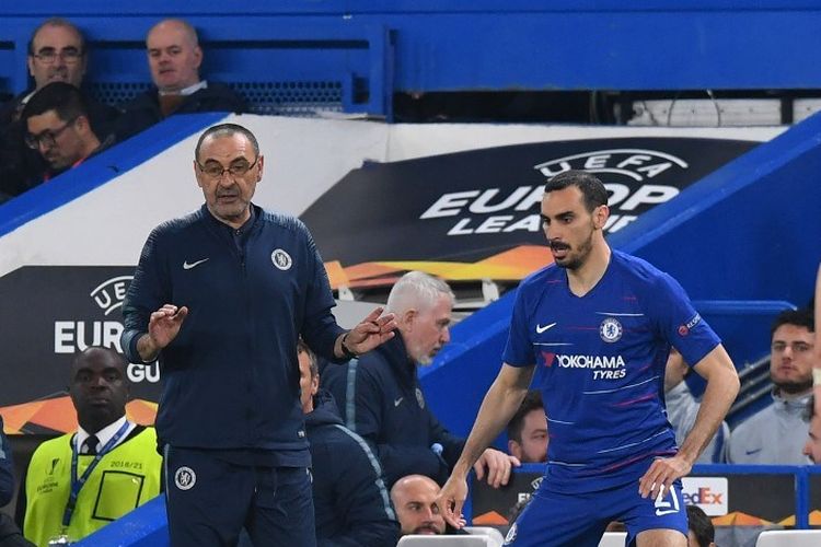 Maurizio Sarri tampak memberi instruksi kepada Davide Zappacosta pada pertandingan Chelsea vs Eintracht Frankfurt dalam semifinal Liga Europa di Stadion Stamford Bridge, 9 Mei 2019. 