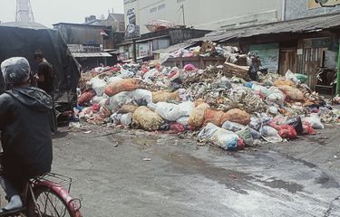 Imbas Kebakaran TPA Sarimukti, Lahan Parkir Pasar Sayati Jadi Tempat Sampah