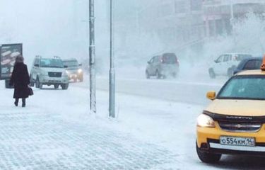 Kota Yakutsk, ibu kota Republik Sakha di Siberia, Rusia mengalami musim dingin yang sangat buruk tahun ini, meski demikian kehidupan terus berlangsung di sana. Yakutsk adalah kota terdingin di dunia.