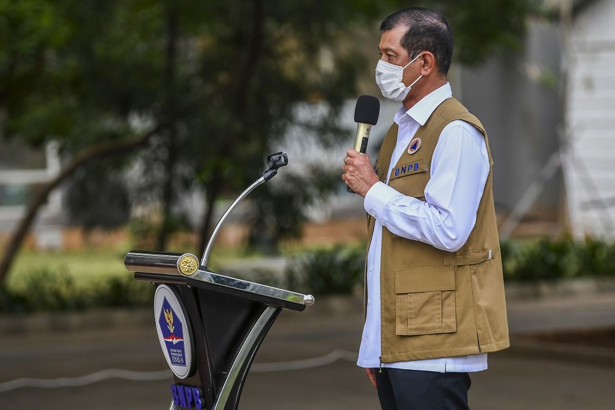 Ketua Satgas Penanganan COVID-19 sekaligus Kepala BNPB Letjen TNI Doni Monardo memberikan keterangan pers di Rumah Sakit Darurat COVID-19 Wisma Atlet Kemayoran di Jakarta, Minggu (15/11/2020). Doni Monardo mengatakan selama dua minggu terakhir angka kasus konfirmasi positif COVID-19 di Indonesia mengalami peningkatan yang berdampak pada keterisian ruang isolasi yang semula 32 persen saat ini naik menjadi 53 persen. ANTARA FOTO/Galih Pradipta/aww.