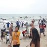 Kawasan Pantai Anyer Banten Diserbu Pengunjung, Pemilik Persewaan Ban untuk Berenang: Alhamdulillah Bawa Uang Rp 200.000