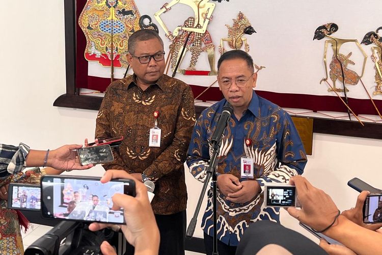 Kepala OJK Jawa Tengah, Sumarjono didampingi Kepala OJK Solo Eko Hariyanto di Solo, Jawa Tengah, Kamis (13/6/2024).