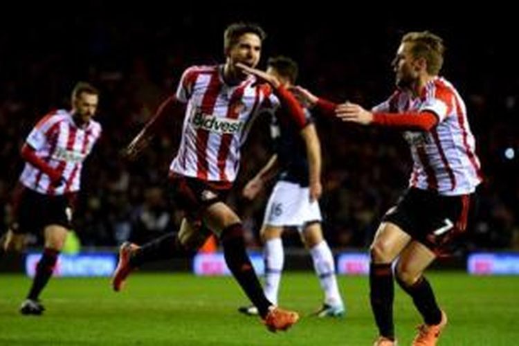 Striker Sunderland, Fabio Borini, merayakan gol seusai membobol gawang Manchester United pada leg pertama semifinal Piala Liga Inggris di Stadium of Light, Selasa (7/1/2014). Sunderland menang 2-1 pada laga tersebut. 