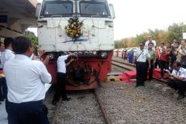 Kereta api perdana yang membawa komoditas dari Stasiun Indro, saat dilepas Bambang Eko Martono dan jajaran.