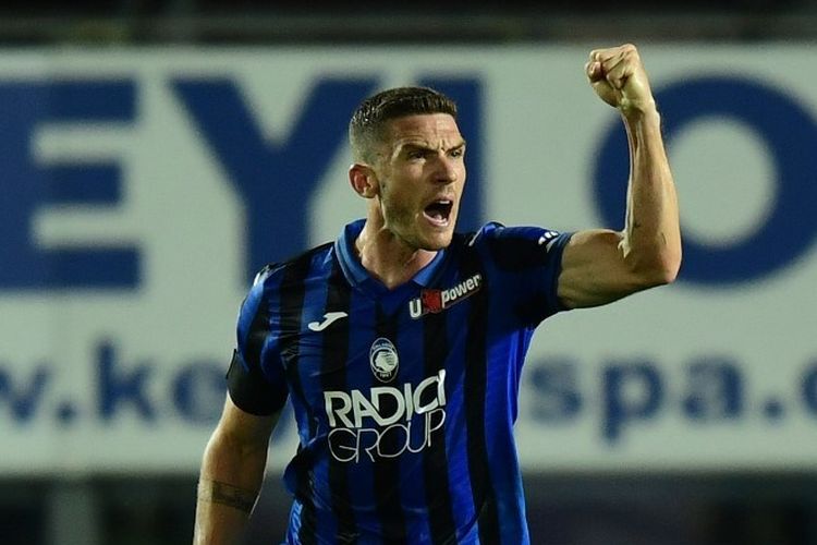 Robin Gosens (kanan) merayakan golnya pada laga Atalanta vs Lazio di Stadio Azzurri d'Italia dalam lanjutan pekan ke-27 Serie A, kasta teratas Liga Italia, Rabu (24 Juni 2020).