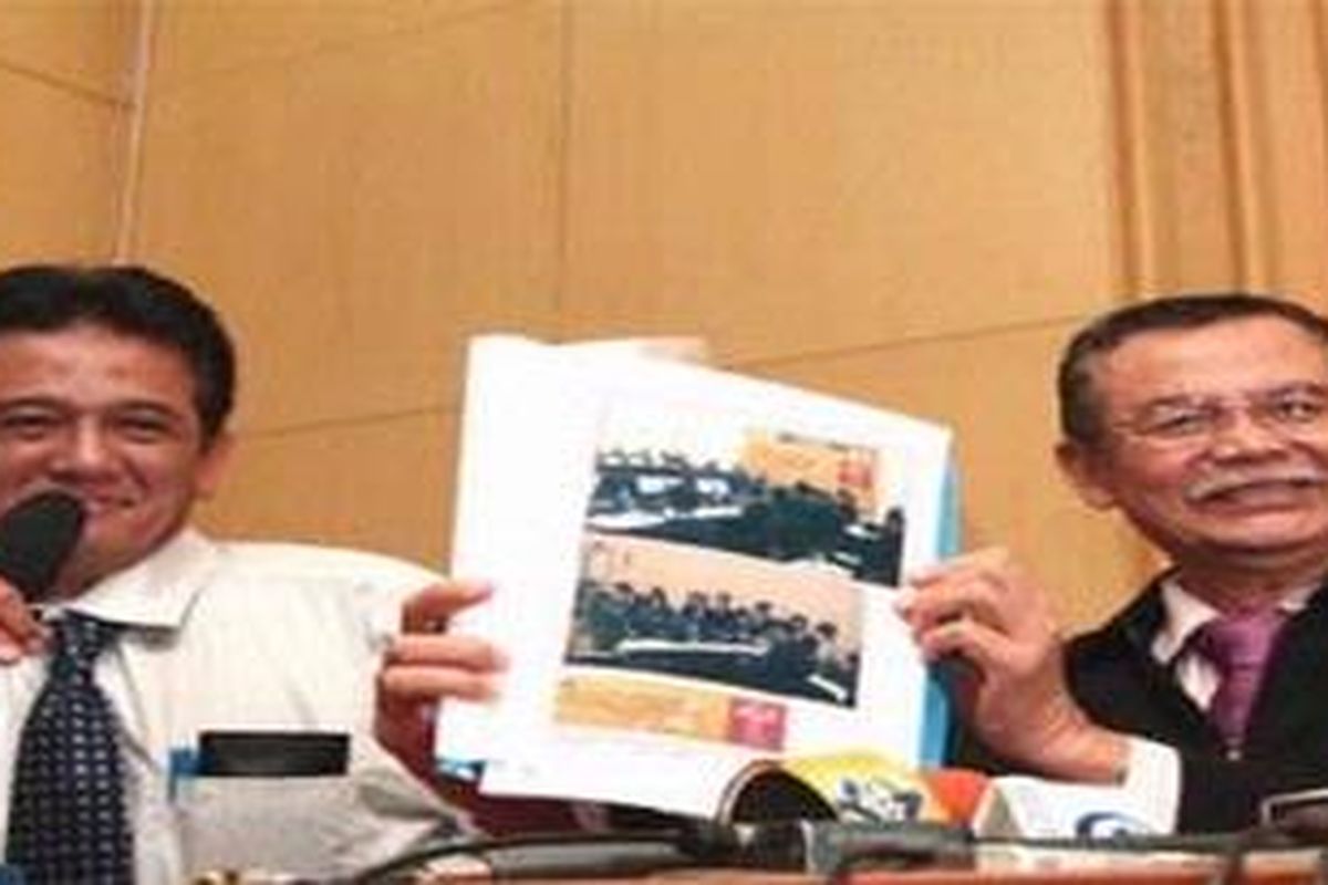 Wakil Ketua Komisi Pemberantasan Korupsi (KPK) Chandra M Hamzah (kiri) dan Bibit Samad Rianto menunjukkan foto dirinya dfi Peru saat berbicara kepada wartawan di gedung KPK, Jakarta Selatan, Senin (21/6/2010).