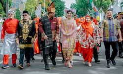 Ikuti Pawai Medan Colorful Carnival, Bobby dan Kahiyang Tampil Kenakan Pakaian Adat Simalungun