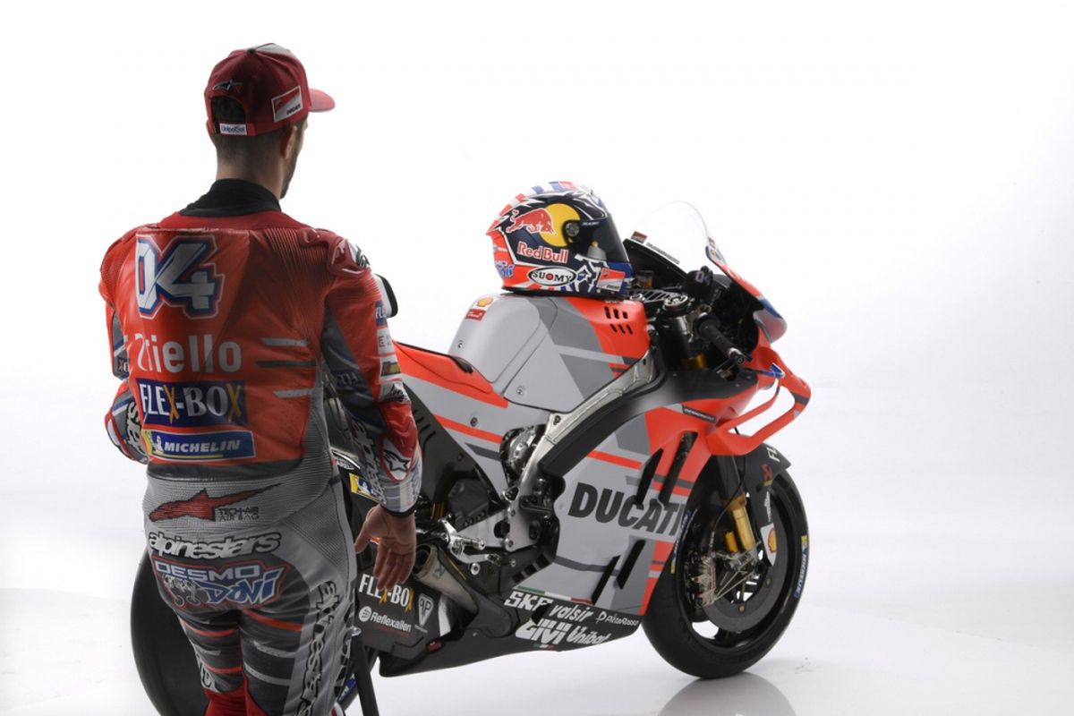 Pebalap Ducati Andrea Dovizioso sedang menatap helmnya Suomy SR Sport.