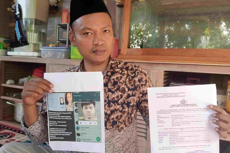 Kuasa hukum Afifah, M. Sofyan menunjukan bukti teror WA dan surat laporan ke Polda Jateng.