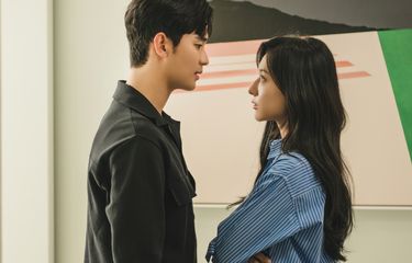 Potongan adegan Baek Hyun Woo (Kim Soo Hyun) dan Hong Hae In (Kim Ji Won) dalam drama Korea Queen of Tears.