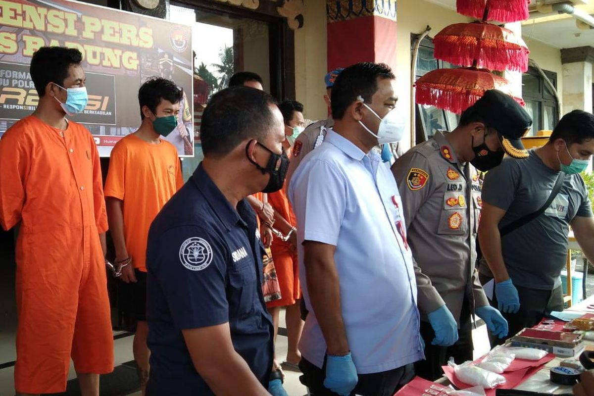 Polres Badung saat menunjukkan barang bukit narkotika jenis sabu, Kamis (6/1/2022). 