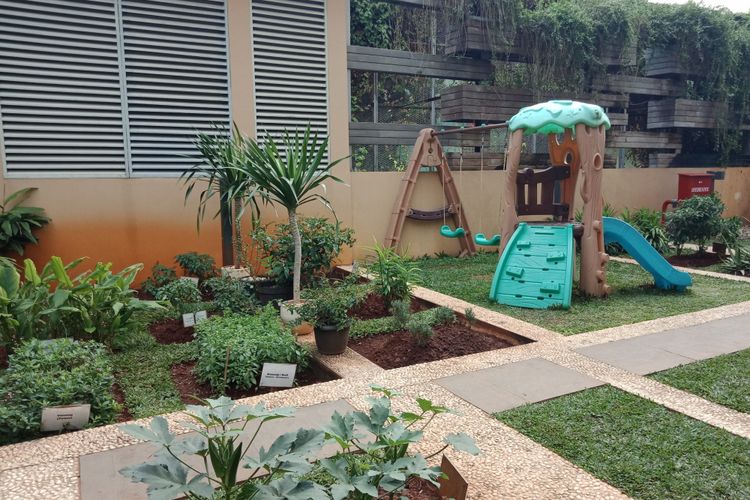 Taman bermain sekaligus kebun di halaman belakang Relish Bistro. Restoran yang terletak di Gedung Fraser Residence Menteng, Jakarta bisa menjadi salah satu alternatif tempat bersantai di jantung Kota Jakarta.