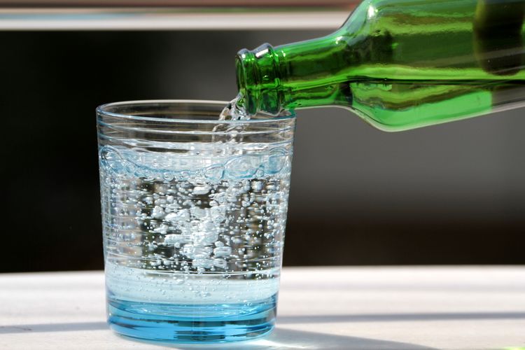 Ilustrasi air mineral berkarbonasi. Manfaat minum air mineral bagi kesehatan.