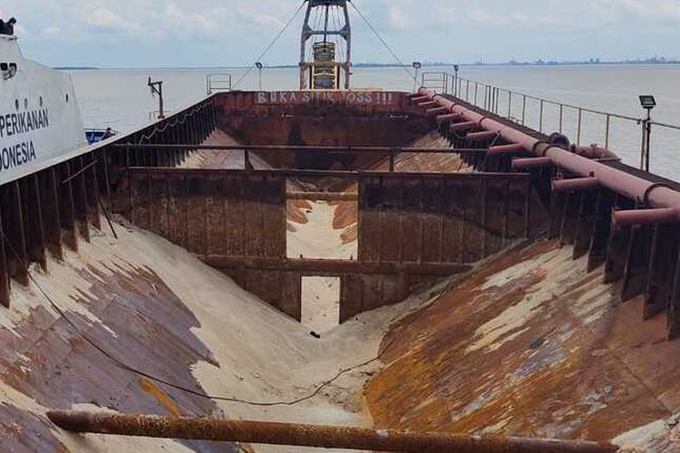 Kapal penambang pasir laut ilegal yang diamankan KKP di perairan Pulau Rupat, Kabupaten Bengkalis, Riau, Senin (14/2/2022). Pemerintah kembali mengizinkan ekspor pasir laut.