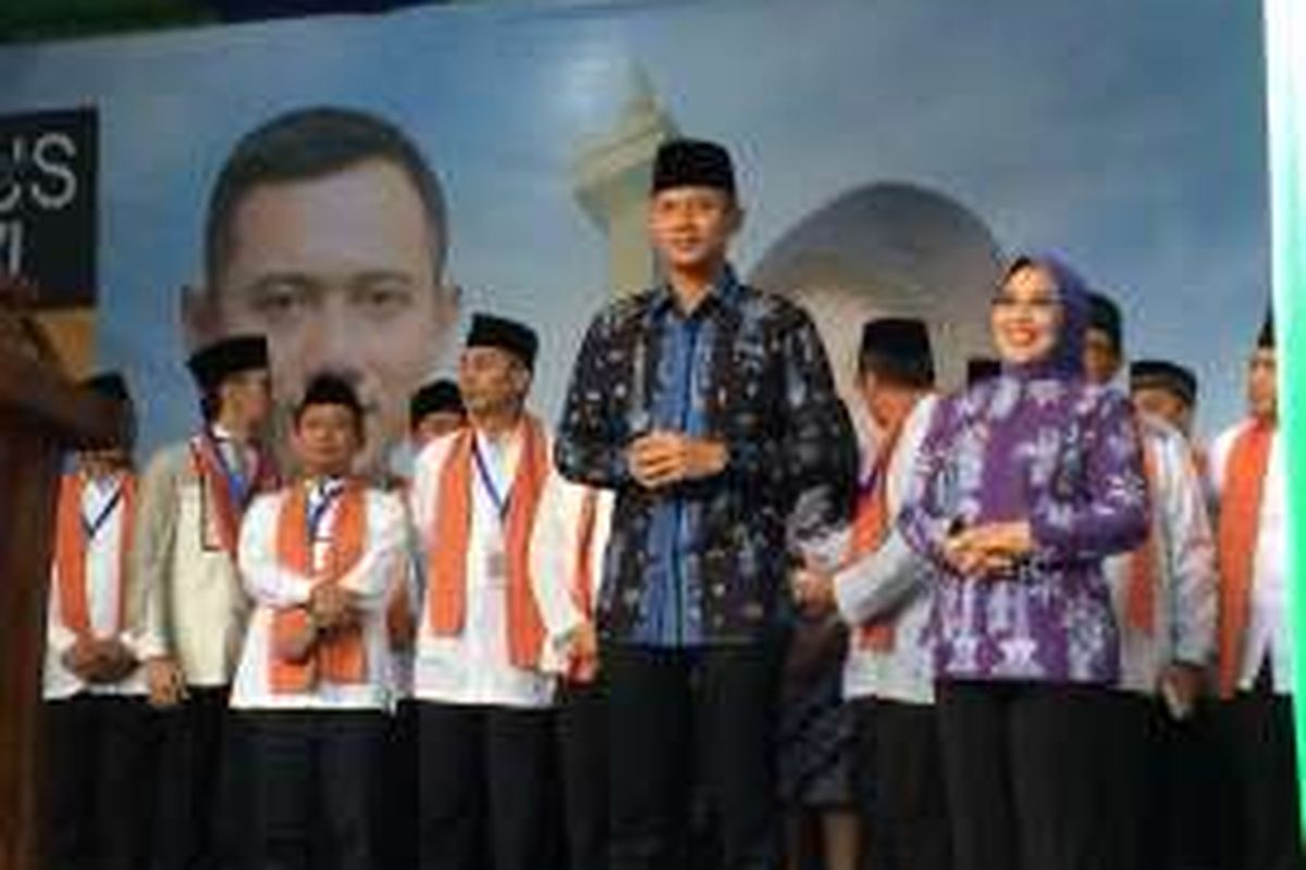 Bakal calon gubernur dan wakil gubernur, Agus Harimurti Yudhoyono dan Sylviana Murni, kompak memakai batik Betawi untuk menghadiri penetapan cagub-cawagub Pilkada DKI Jakarta 2017 di Balai Sudirman, Jakarta, Senin (24/10/2016).