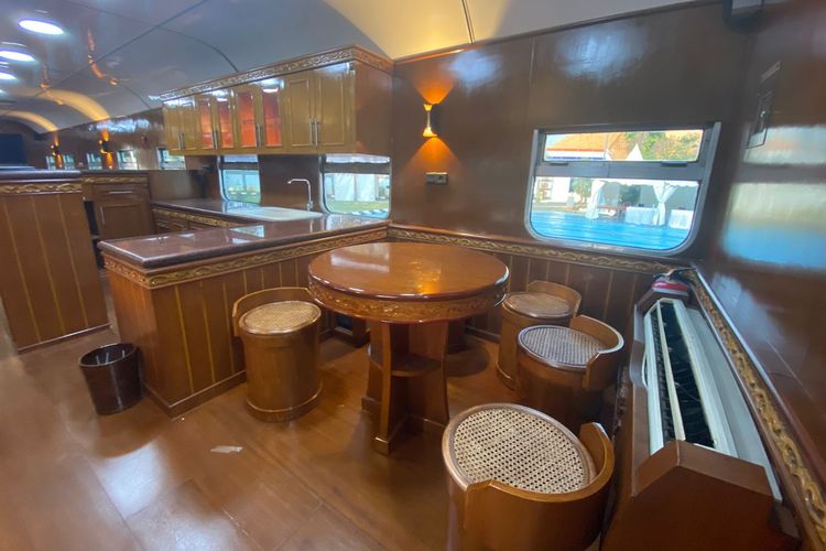 Area ruang makan di samping mini bar kereta Djoko Kendil saat Open House Balai Yasa Manggarai, 26-28 September 2022. 