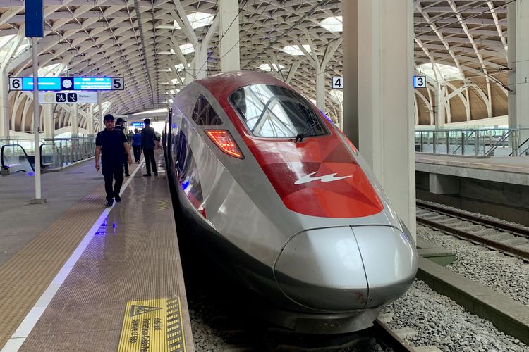 Kereta cepat Jakarta-Bandung Whoosh di Stasiun Halim, Jakarta Timur.