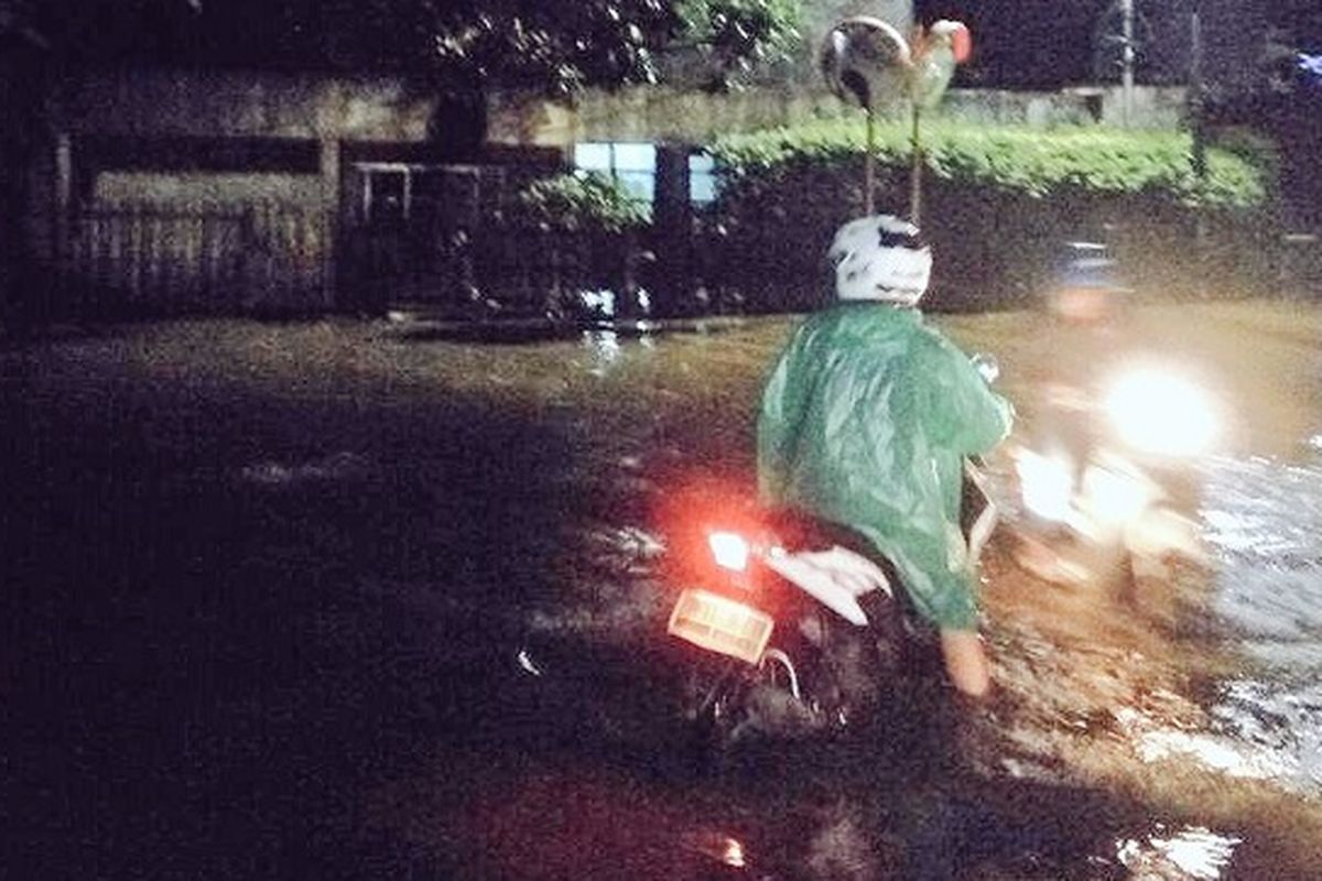 Banjir yang terjadi di Jalan Bank Prapanca Jakarta Selatan, Kamis (2/3/2017) setelah hujan deras mengguyur kawasan itu. 