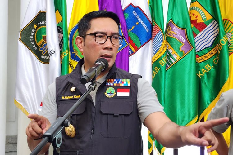 Gubernur Jawa Barat Ridwan Kamil saat diwawancarai media di Gedung Sate, Kota Bandung, Jawa Barat, Senin (13/2/2023).