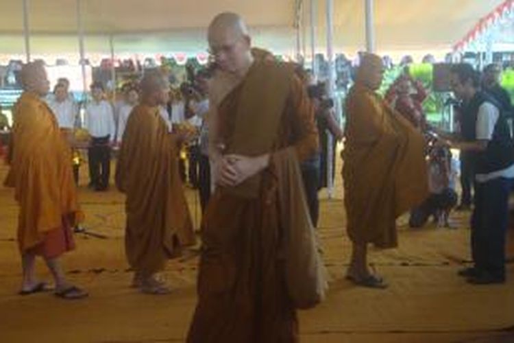 Sejumlah Bhiksu membawa botol berisi air berkah yang di ambil dari sumber mata air Umbul Jumprit Kabupaten Temanggung untuk disemayamkan di Candi Mendut, Minggu (31/5/2015).