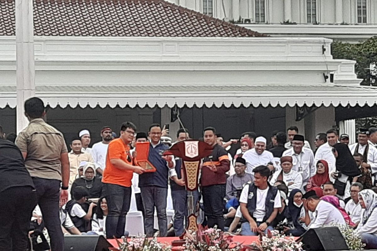 Ketua Umum The Jakmania Diky Soemarno mengatakan, apa yang dijanjikan Pemerintah Provinsi DKI Jakarta di bawah kepemimpinan Anies Baswedan-Ahmad Riza Patria kepada Jakmania sudah tercapai. Hal itu diungkapkan Diky dalam acara perpisahan Anies-Riza di Balai Kota DKI, Gambir, Jakarta Pusat, Minggu (16/10/2022).