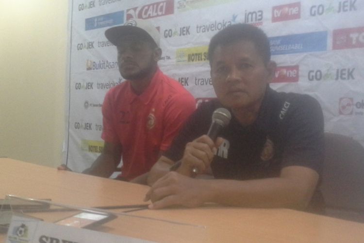 Hartono Ruslan bersama Marcho Sandy saat beri keterangan pers di kepada media di Stadion Gelora Sriwijaya, Jumat (6/10/2017) sore.